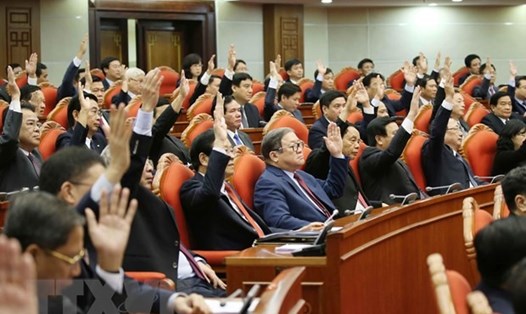 Các đại biểu biểu quyết thông qua Nghị quyết Hội nghị Trung ương lần thứ mười một, khóa XII. (Ảnh: Phương Hoa/TTXVN)