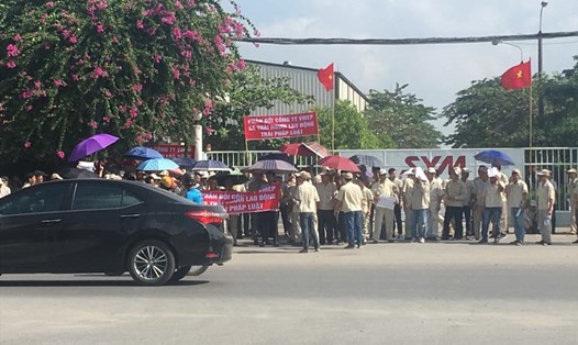 Công nhân Công ty VMEP (phường La Khê, quận Hà Đông, Hà Nội, thuộc Tập đoàn SYM) phản đối thông báo quyết định chấm dứt hợp đồng lao động của Công ty. Ảnh: H.A
