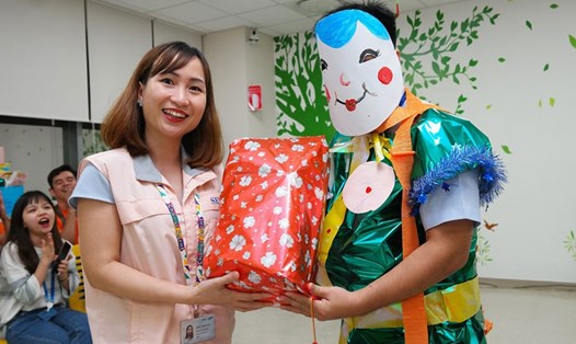 Bà Kiều Ngọc Hoa - Chủ tịch CĐ Cty TNHH Điện tử SamSung HCMC CE Complex (trái ảnh) trao quà cho người lao động. Ảnh: SEHC