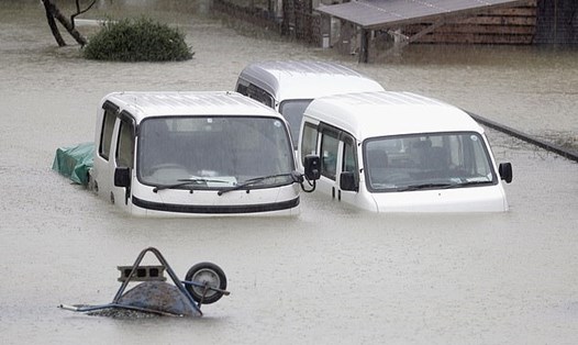 Ô tô chìm trong nước trong khu dân cư bị ảnh hưởng mạnh của bão ở Ise, miền trung Nhật Bản.