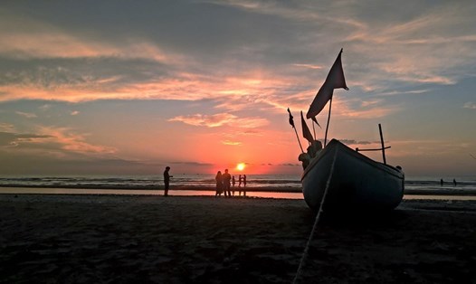 Kỳ ảo bình minh trên biển Quỳnh (Quỳnh Lưu - Nghệ An). Ảnh: Hồ Thỏa