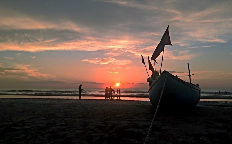 Kỳ ảo bình minh trên biển Quỳnh (Quỳnh Lưu - Nghệ An). Ảnh: Hồ Thỏa