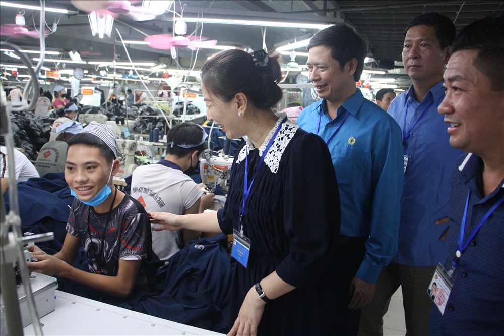 Đồng chí Lê Thị Thu Hồng - Phó Bí thư Thường trực Tỉnh ủy, Trưởng Đoàn đại biểu quốc hội tỉnh; đồng chí Nguyễn Văn Cảnh – Tỉnh ủy viên, Chủ tịch LĐLĐ tỉnh thăm, động viên CNLĐ tại xưởng sản xuất.