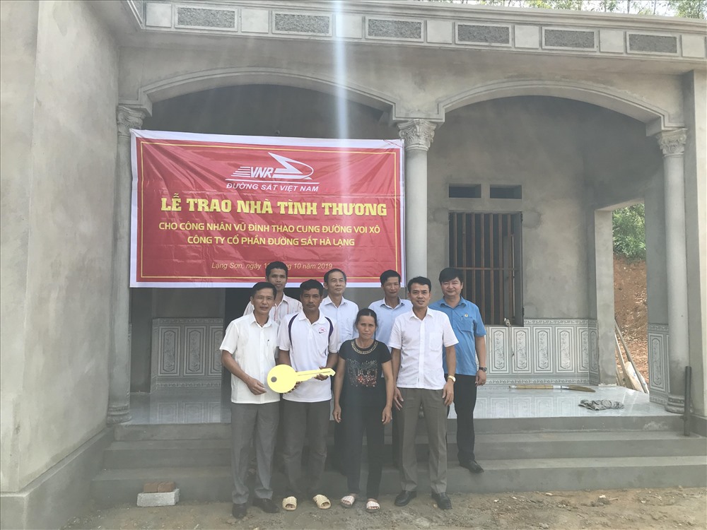 Bàn giao nhà cho gia đình công nhân lao động Vũ Đình Thao