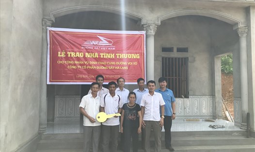 Bàn giao nhà cho gia đình công nhân lao động Vũ Đình Thao