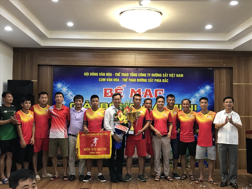Đồng chí Nguyễn Thanh Hoàn trao Cúp vô địch cho đội Công ty Cổ phần Đường sắt Hà Lạng