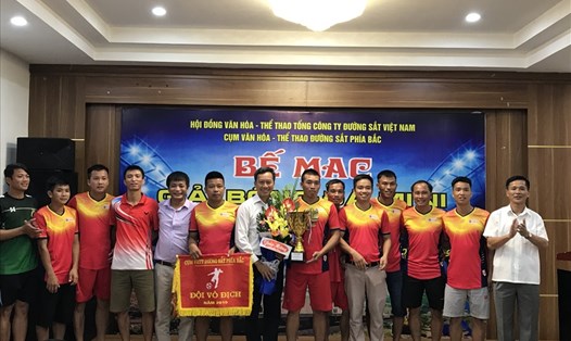 Đồng chí Nguyễn Thanh Hoàn trao Cúp vô địch cho đội Công ty Cổ phần Đường sắt Hà Lạng