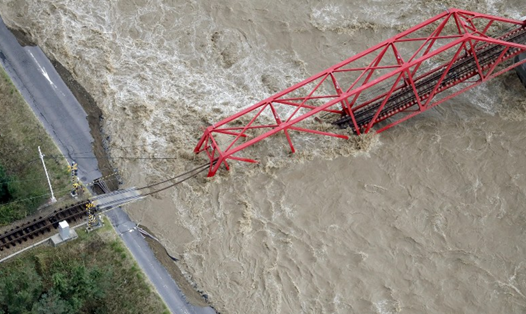Nước lớn trên sông Chikuma ở Ueda, tỉnh Nagano, miền trung Nhật Bản khiến một cây cầu bị đổ sập. Ảnh: Kyodo