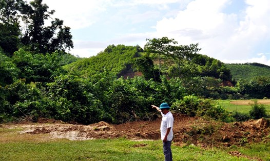 UBND xã Sơn Lĩnh xây bãi tập kết rác đầu nguồn nước, cách khu dân cư chỉ 200m. Ảnh: Minh Lý