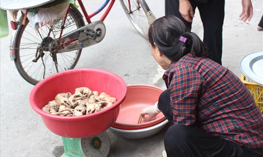 Sau khi làm sạch, luộc chín, thịt chuột được bán cho khách quen tại chợ.