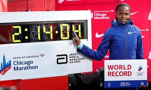 Brigid Kosgei xuất sắc phá vỡ kỷ lục thế giới marathon tồn tại 16 năm của huyền thoại Paula Radcliffe. Ảnh: Reuters
