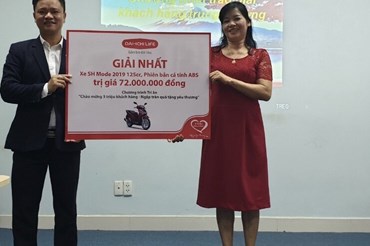 Đại diện Dai-ichi Life Việt Nam trao giải Nhất cho khách hàng tại TP. HCM.