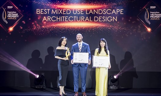 Bà Lê Thị Bích Ngọc (từ phải sang), Phó Tổng Giám đốc Him Lam Land, nhận giải thưởng Khu đô thị có Thiết kế kiến trúc cảnh quan đẹp nhất dành cho dự án Him Lam Grean Park.