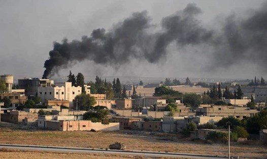 Xe tăng Thổ Nhĩ Kỳ tiến vào thị trấn Tel Abya, tấn công người Kurd ở Syria. Ảnh: Getty Images