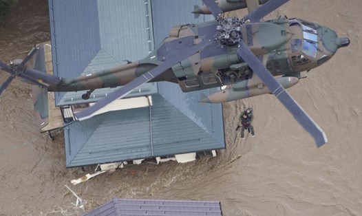 Trực thăng cứu hộ người dân trong có nhà cửa bị ngập trong bão Hagibis. Ảnh: Getty Images