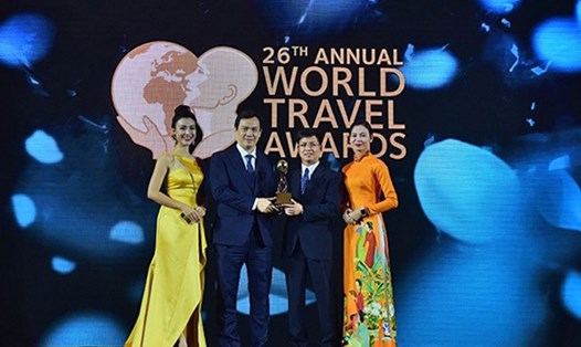 Tổng Cục trưởng Tổng cục Du lịch Nguyễn Trùng Khánh và Vụ trưởng Vụ thị trường du lịch Đinh Ngọc Đức nhận giải thưởng Điểm đến hàng đầu Châu Á.