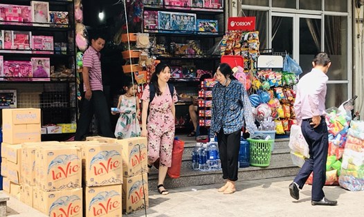 Người dân khu vực Linh Đàm (Hà Nội) đổ xô đi mua nước đóng chai. Ảnh: PV