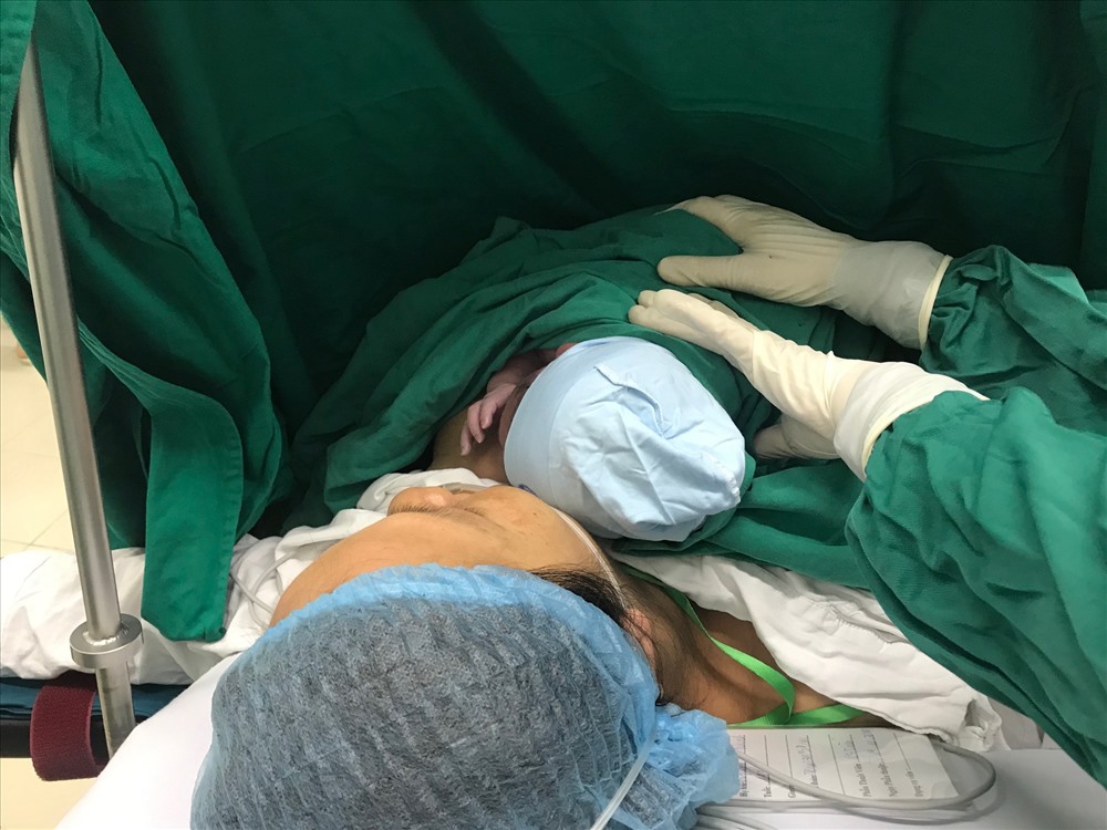 Chị Ninh hạnh phúc ôm trong lòng đứa con sau nhiều năm chạy chữa hiếm muộn. Ảnh: T.L