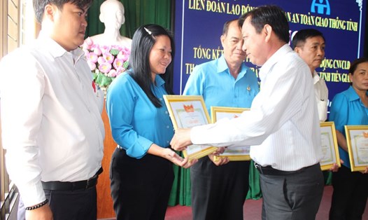 Bà Nguyễn Thị Thùy Dương được khen thưởng về thành tích thực hiện an toàn giao thông trong công nhân lao động.
