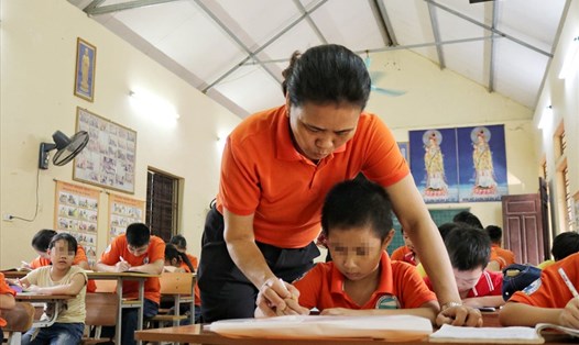 Cô giáo Lê Thị Hòa với hành trình 12 năm “gieo chữ” nơi cửa Phật. Ảnh: Lan Nhi