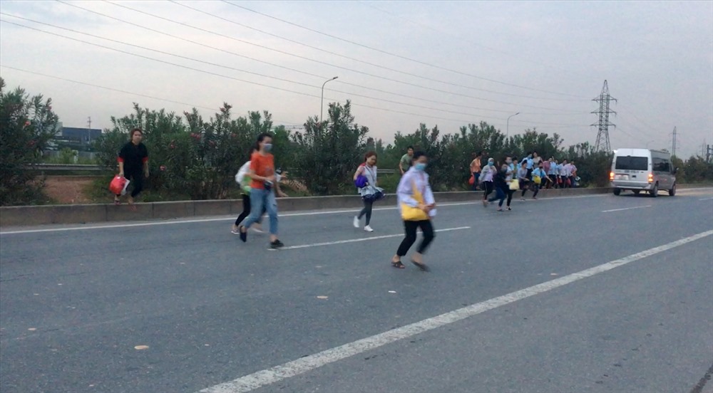 Công nhân thường đi bộ sang đường qua cao tốc cho “tiện”.