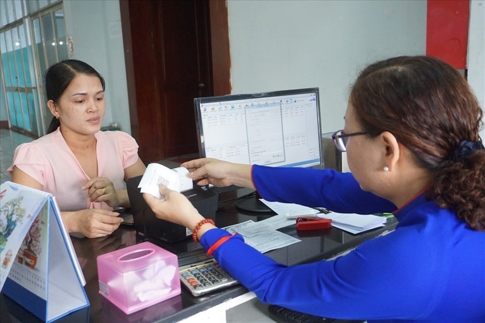 Hánh khách mua vé tàu ở ga Sài Gòn. Ảnh: M.Q Hánh khách mua vé tàu ở ga Sài Gòn. Ảnh: M.Q