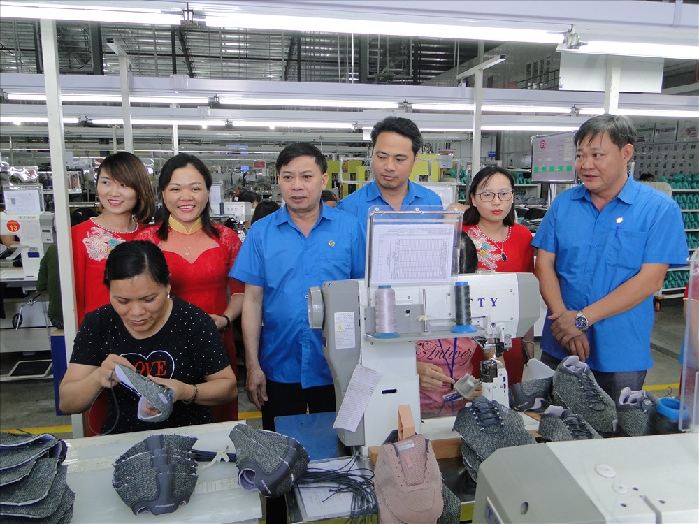 Lãnh đạo LĐLĐ tỉnh, huyện thăm hỏi CNLĐ tại các tổ sản xuất trong công ty. Ảnh: Bá Mạnh
