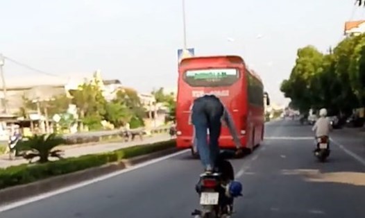 Người đàn ông "làm xiếc" trên xe máy ở đường Lê Duẩn (TP. Huế). Ảnh cắt từ clip.