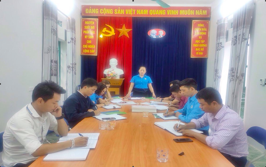 Đồng chí Lầu Thị Thanh Hương - Phó Chủ tịch LĐLĐ tỉnh giám sát việc thực hiện quy chế dân chủ tại Phòng Nội vụ huyện Tủa Chùa. Ảnh: Ngọc Nhưng