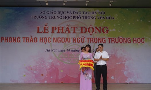 Ông Trần Trọng Hưng, Phó trưởng Ban Đề án Ngoại ngữ quốc gia tặng sách cho Trường THPT Yên Hòa.