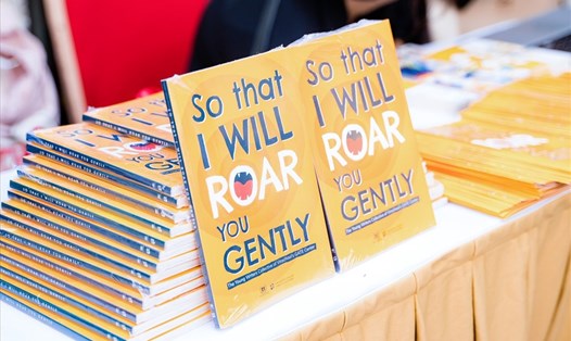 Cuốn sách “So That I Will Roar You Gently” do các em học sinh trung học Vinschool viết hoàn toàn bằng Tiếng Anh.