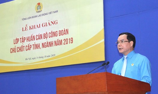 Chủ tịch Tổng LĐLĐVN Nguyễn Đình Khang phát biểu khai mạc lớp tập huấn. Ảnh: VIỆT LÂM