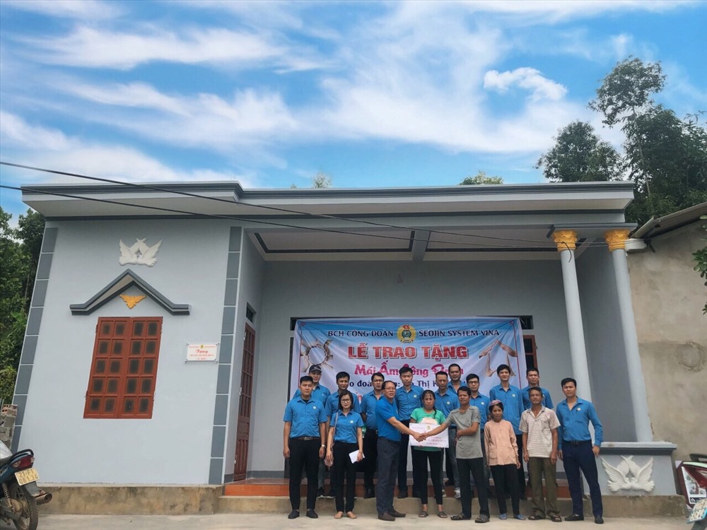 Trao hỗ trợ làm nhà “Mái ấm Công đoàn” cho chị Hà Thị Kim Chung.