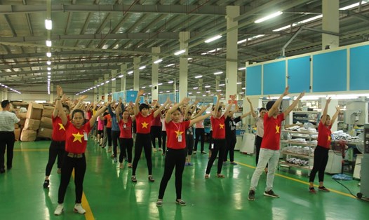 Công nhân Công ty Jade M Vina (huyện Thuỷ Nguyên, Hải Phòng) hứng khởi với bài tập thể dục giữa giờ. Ảnh: ĐL