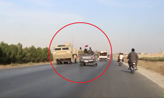 Khoảnh khắc binh sĩ Mỹ và Syria đụng mặt trên tuyến cao tốc gần biên giới Syria - Thổ Nhĩ Kỳ. Ảnh: RT.
