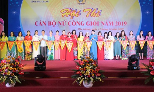 18 thí sinh nhận Cờ lưu niệm của Liên đoàn Lao động tỉnh Bắc Giang. Ảnh: LĐLĐ tỉnh Bắc Giang.