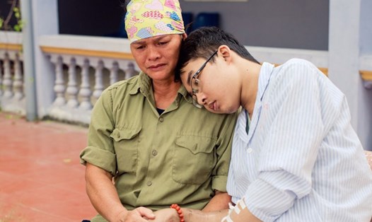 Bà Nguyễn Thị Tơ và con trai Đặng Đình Toản mong chờ về một tương lại tốt đẹp hơn. Ảnh: MINH BÙI