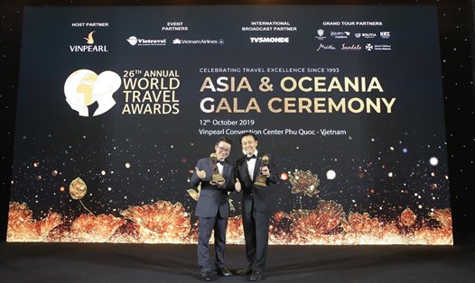 Đại diện Fraser Suites Hanoi lên nhận giải thưởng World Travel Awards 2019. Ảnh: BIM