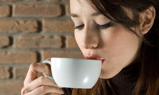 Răng của bạn chắc chắn sẽ bị vàng khi bạn thường xuyên uống cà phê. Ảnh minh họa