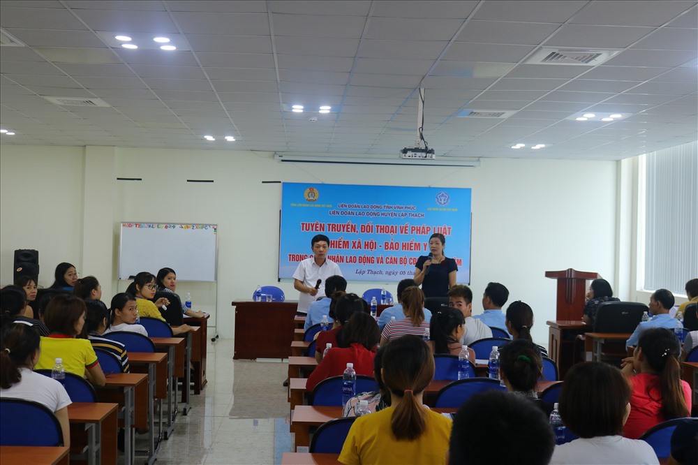 Các đồng chí: Nguyễn Duy Phương – Phó Giám đốc BHXH tỉnh; Nguyễn Thị Thúy Hà – Phó Chủ tịch LĐLĐ tỉnh giải đáp câu hỏi của CNLĐ liên quan đến BHXH, BHYT, BHTN....