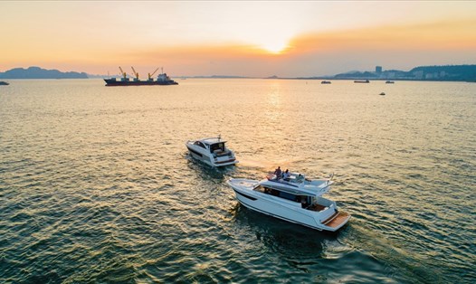 Du thuyền trên vịnh Hạ Long