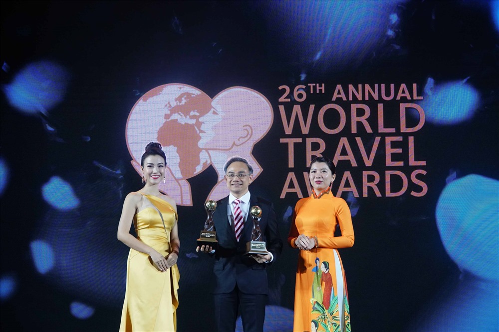 Đại diện lãnh đạo Công ty Vietravel nhận giải thưởng World Travel Awards 2019.
