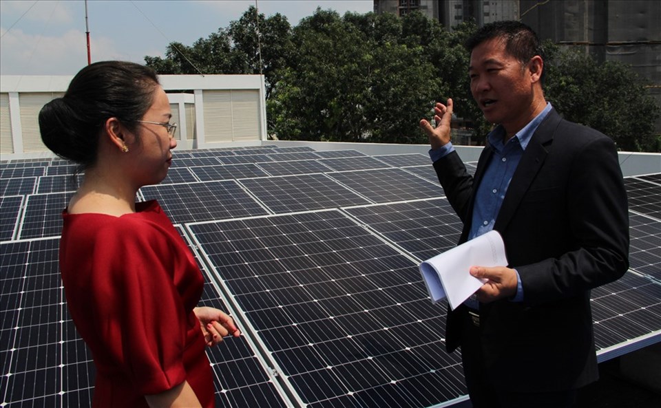 Dự án lắp đặt tấm pin năng lượng mặt trời ngay trên mái nhà máy để sản xuất điện cung cấp cho các doanh nghiệp trong KCN đang được triển khai tại Bình Dương - Ảnh: Đình Trọng