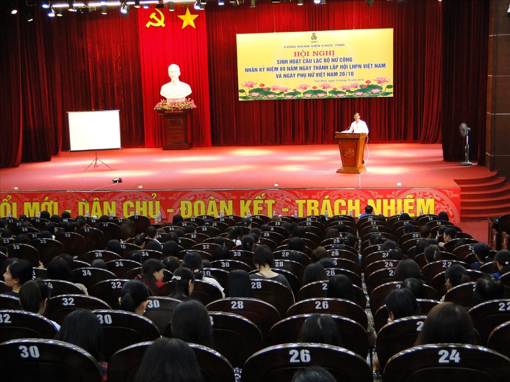 Đồng chí Nguyễn Anh Tuấn - Phó Giám đốc Sở VHTT&DL tỉnh trao đổi về chuyên đề “Văn hóa gia đình thời hội nhập”. Ảnh: B.Mạnh
