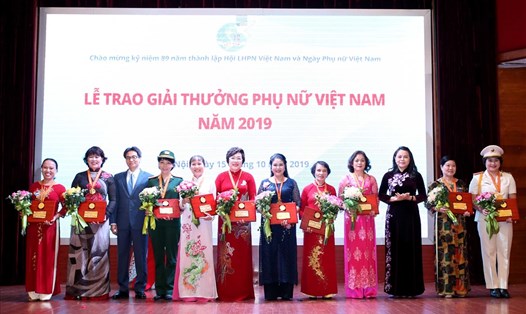 Phó Thủ tướng Vũ Đức Đam cùng Chủ tịch Hội LHPNVN Nguyễn Thị Thu Hà trao Giải thưởng Phụ nữ Việt Nam 2019 cho 10 cá nhân. Ảnh: Phunuvietnam.vn