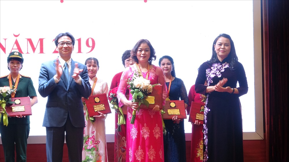 Phó Thủ tướng Vũ Đức Đam, Chủ tịch Hội LHPNVN Nguyễn Thị Thu Hà trao Giải thưởng Phụ nữ Việt Nam 2019 cho chị Đỗ Thị Toan.