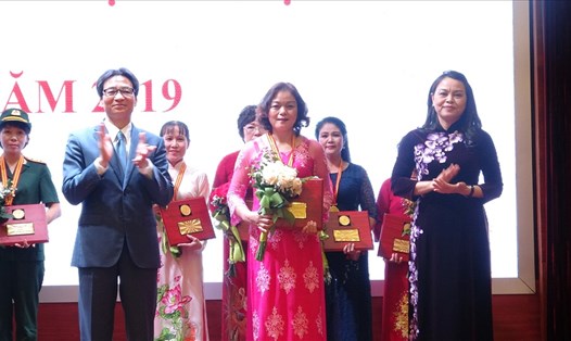 Phó Thủ tướng Vũ Đức Đam, Chủ tịch Hội LHPNVN Nguyễn Thị Thu Hà trao Giải thưởng Phụ nữ Việt Nam 2019 cho chị Đỗ Thị Toan.
