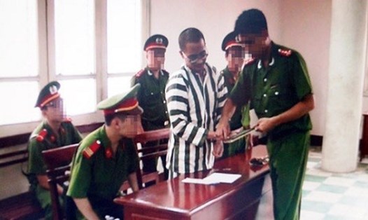 Cán bộ làm các thủ tục trước giờ thi hành án tử tù Nguyễn Đức Nghĩa tại Trại tạm giam số 1 (Công an Hà Nội). Ảnh: PV