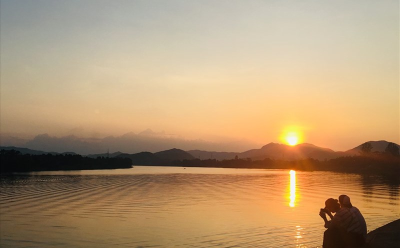 Ngắm hoàng hôn Huế ở chùa Thiên Mụ là một trải nghiệm vô cùng thú vị. Ảnh: PĐ.