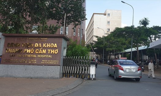 Bệnh viện Đa khoa thành phố Cần Thơ, nơi bệnh nhân vào điều trị và cố ý làm vỡ ô kính rồi rơi xuống dưới tử vong. Ảnh: HT.